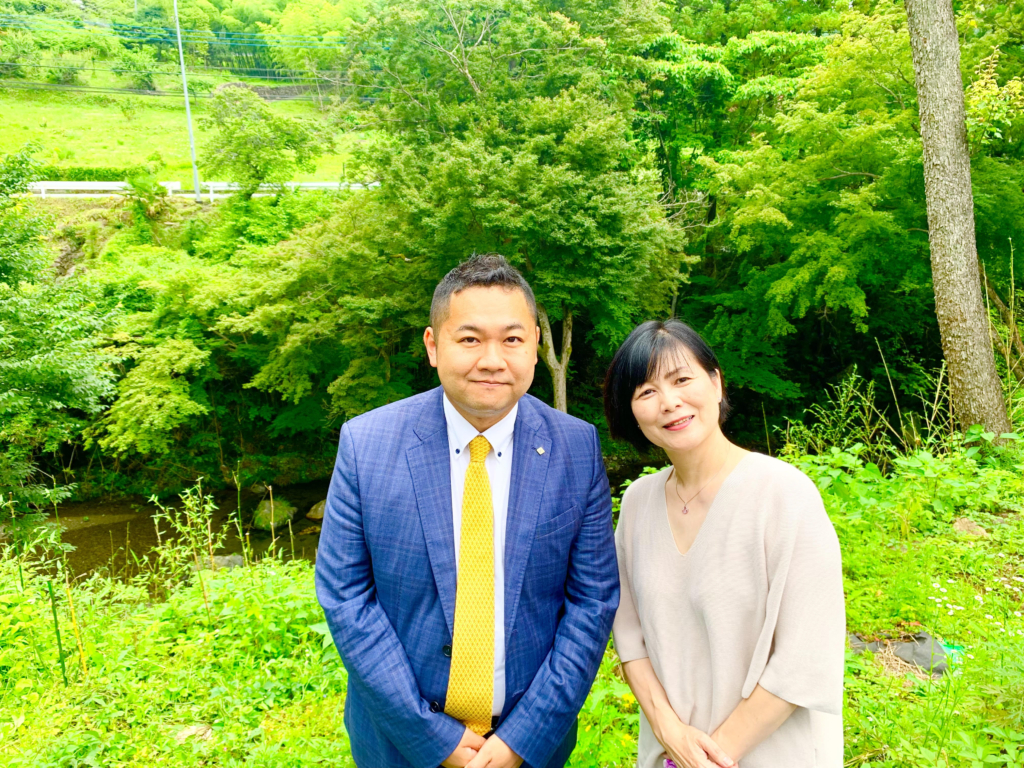 代表の北浦雄太と顧問相談員宮本芳恵